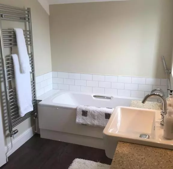 Cliff Farmhouse B&b Suites