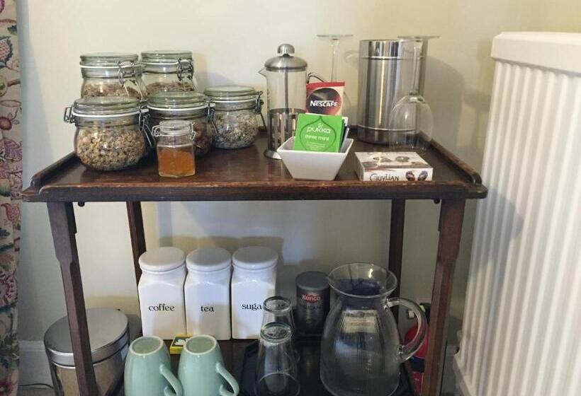 Cliff Farmhouse B&b Suites