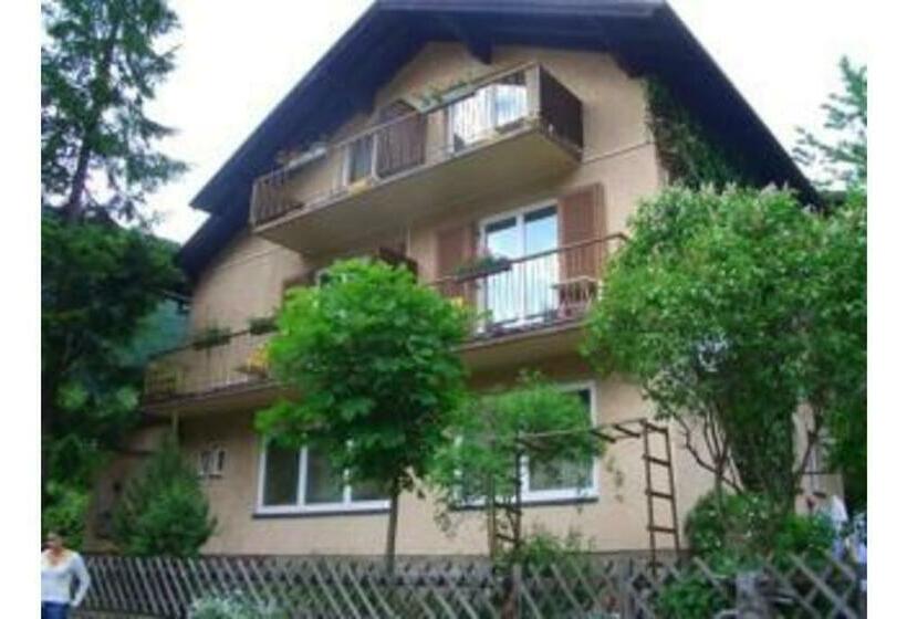 تختخواب و صبحانه Pension Charlotte