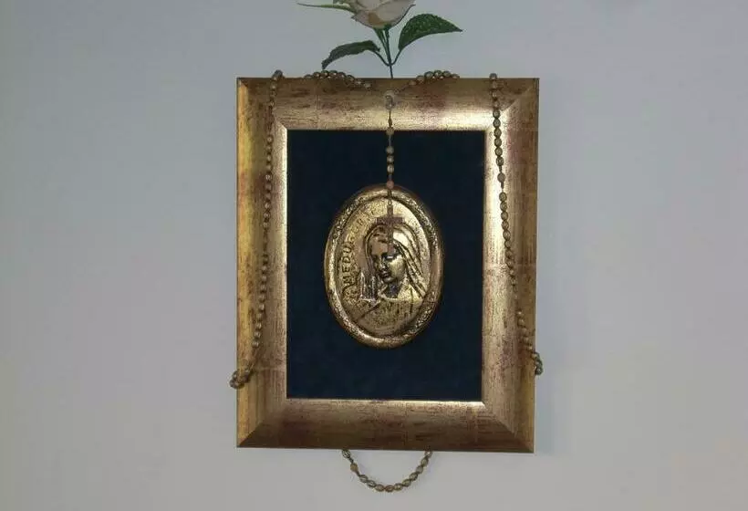 تختخواب و صبحانه Golden Rose House