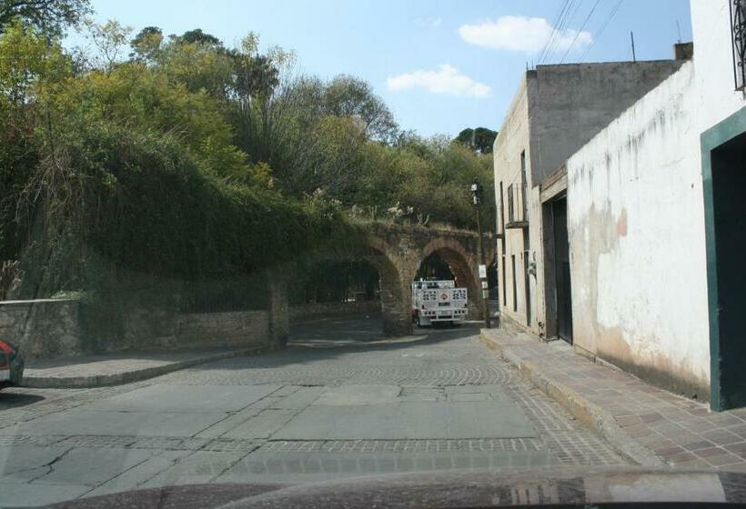 پانسیون Casa Num 11   Arquitectos