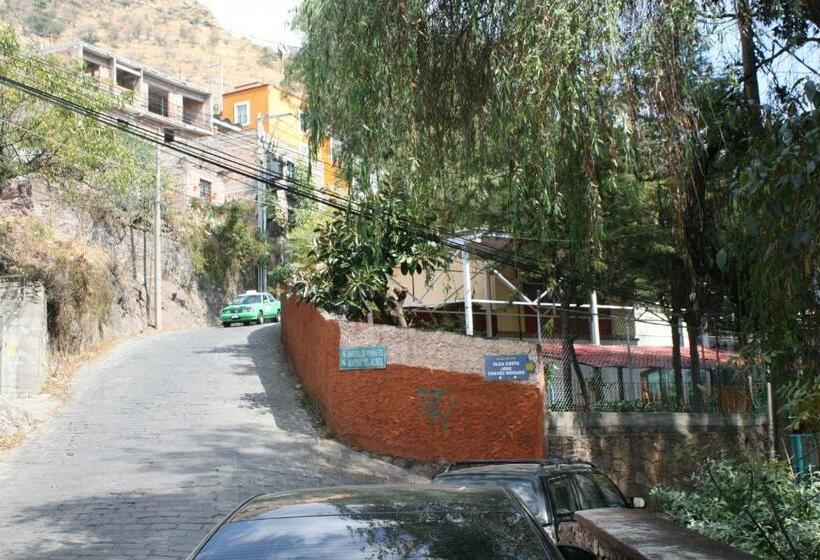 پانسیون Casa Num 11   Arquitectos