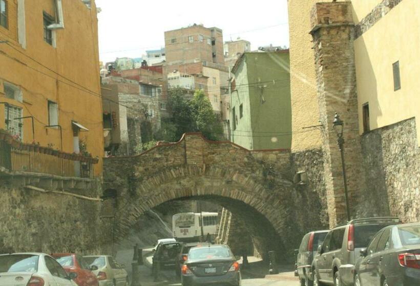 پانسیون Casa Num 11   Arquitectos