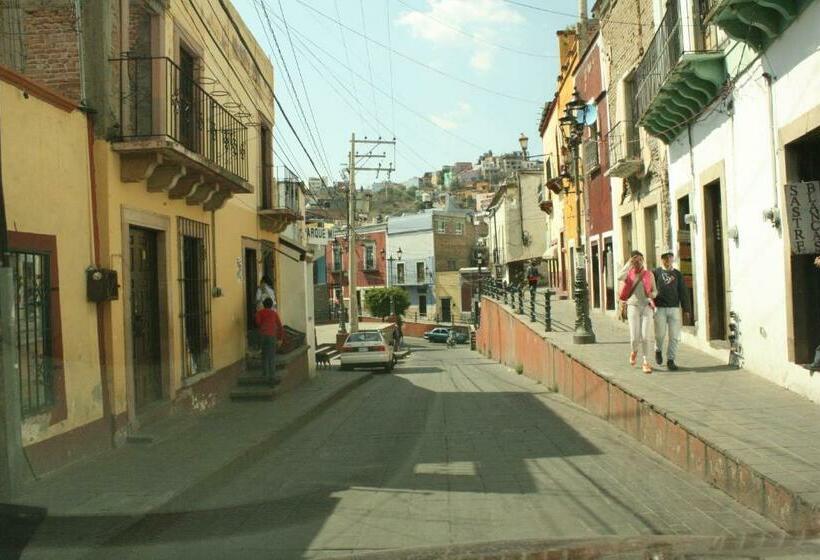 پانسیون Casa Num 11   Arquitectos