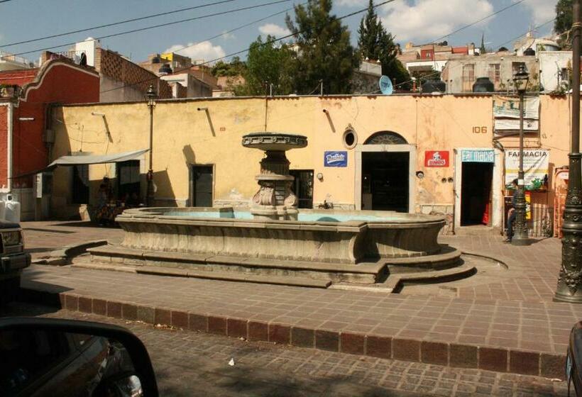 پانسیون Casa Num 11   Arquitectos