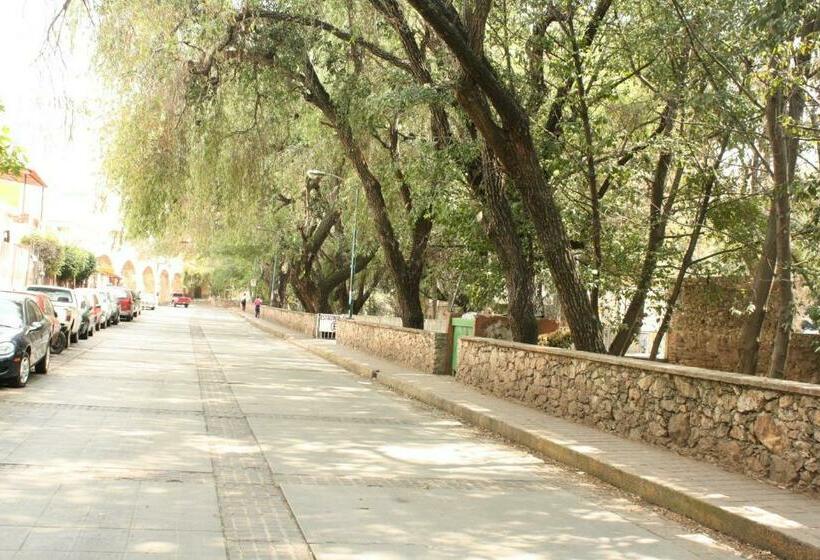 پانسیون Casa Num 11   Arquitectos