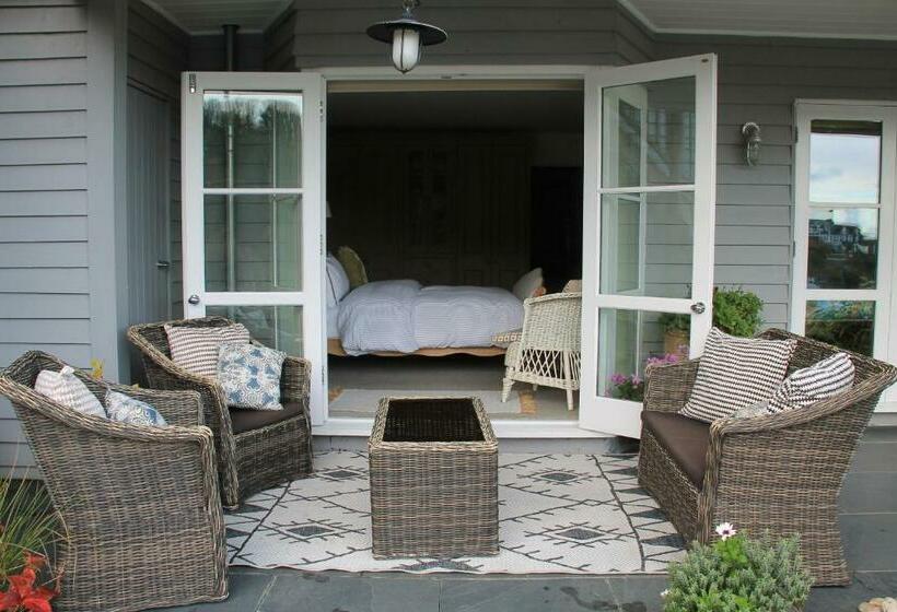 Bed and Breakfast Compass Rose