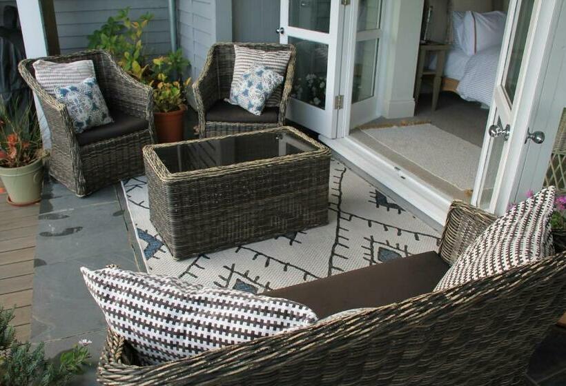 Bed and Breakfast Compass Rose