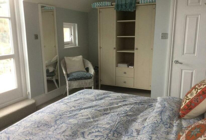 Bed and Breakfast Compass Rose