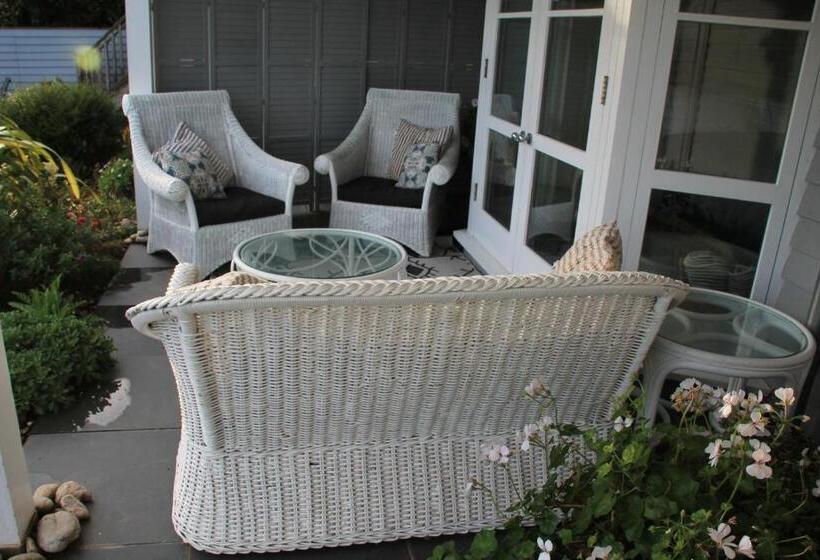 Bed and Breakfast Compass Rose