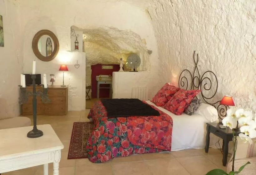 Aamiaismajoitus (B&B) Les Troglos De La Tufolière