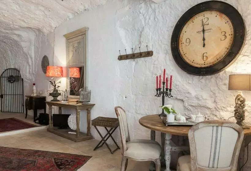 Aamiaismajoitus (B&B) Les Troglos De La Tufolière