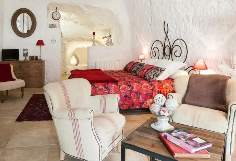 Aamiaismajoitus (B&B) Les Troglos De La Tufolière