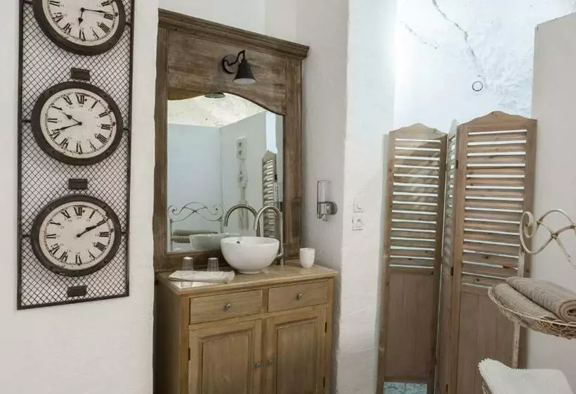 Aamiaismajoitus (B&B) Les Troglos De La Tufolière