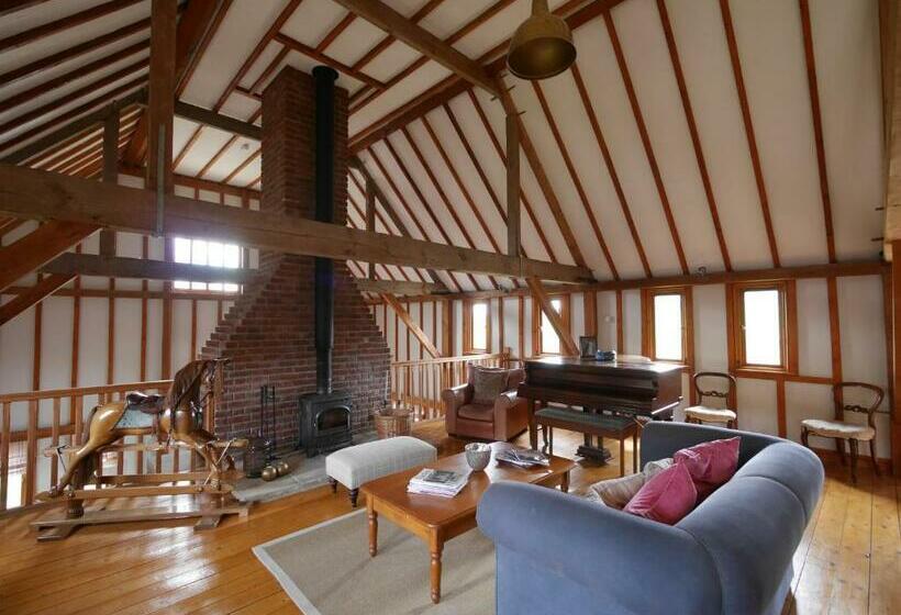 민박 North Downs Barn