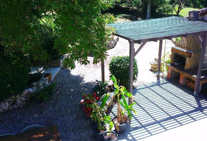 مبيت وإفطار Au Garcin