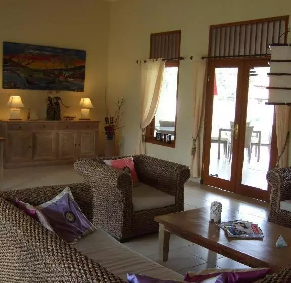 Majatalo Guesthouse Rumah Senang