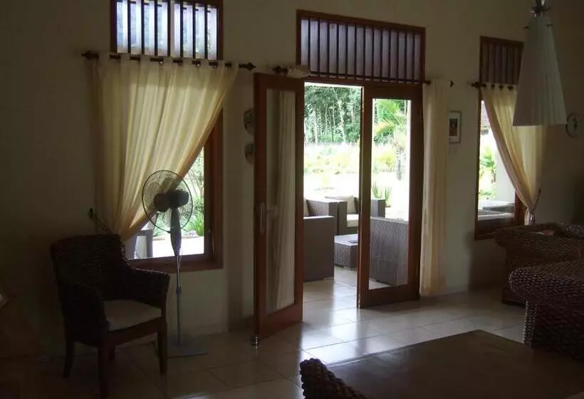 Majatalo Guesthouse Rumah Senang