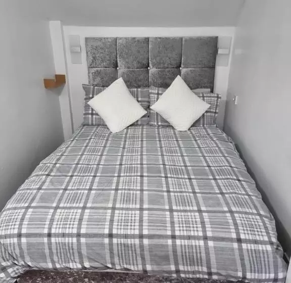 تختخواب و صبحانه Glenfern Guest House And A Separate Cottage With Its Own Private Hot Tub