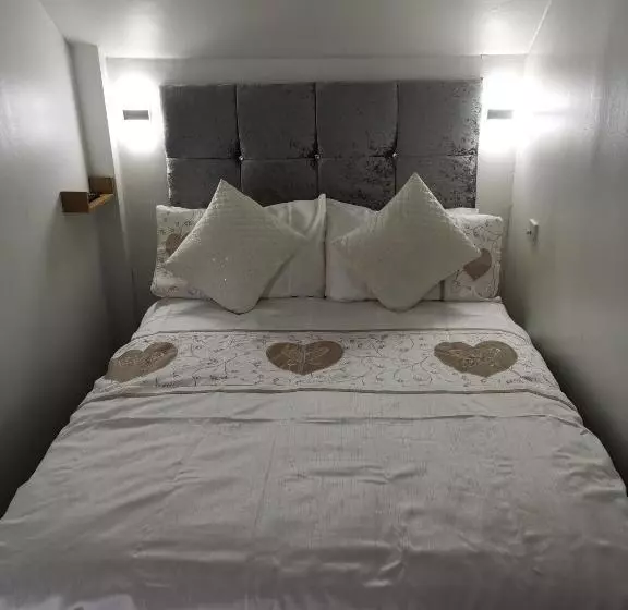 تختخواب و صبحانه Glenfern Guest House And A Separate Cottage With Its Own Private Hot Tub
