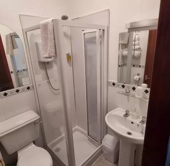 تختخواب و صبحانه Glenfern Guest House And A Separate Cottage With Its Own Private Hot Tub