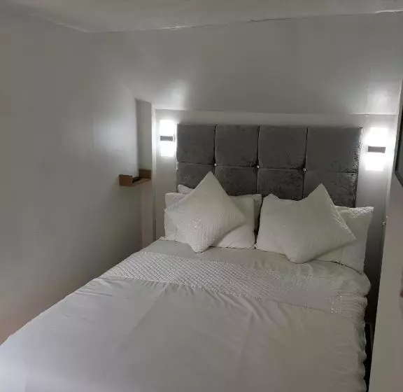 تختخواب و صبحانه Glenfern Guest House And A Separate Cottage With Its Own Private Hot Tub