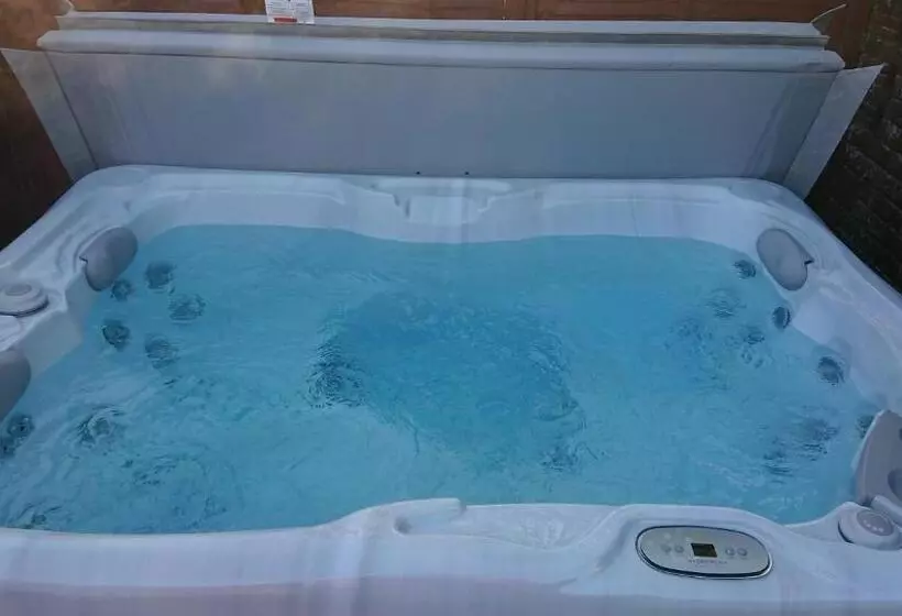 تختخواب و صبحانه Glenfern Guest House And A Separate Cottage With Its Own Private Hot Tub