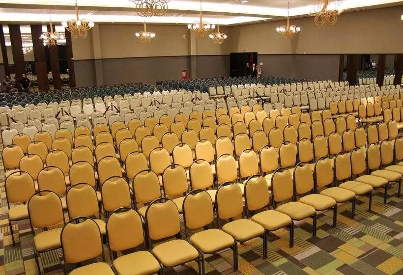 Отель Esplendor By Wyndham Mendoza