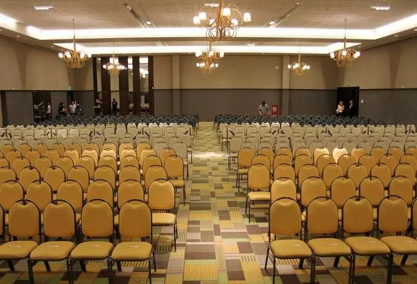 Отель Esplendor By Wyndham Mendoza