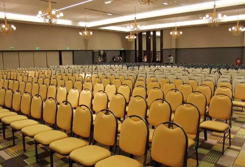 Отель Esplendor By Wyndham Mendoza