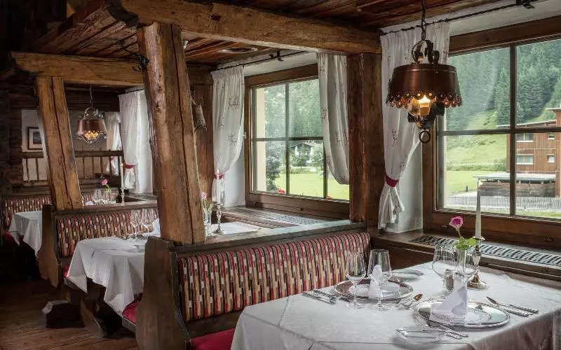 ホテル Höhlenstein