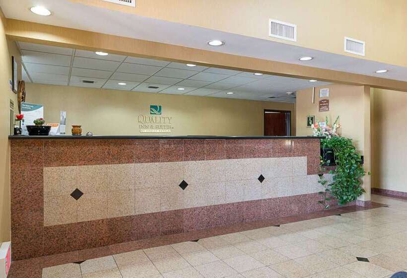 Отель Quality Inn & Suites