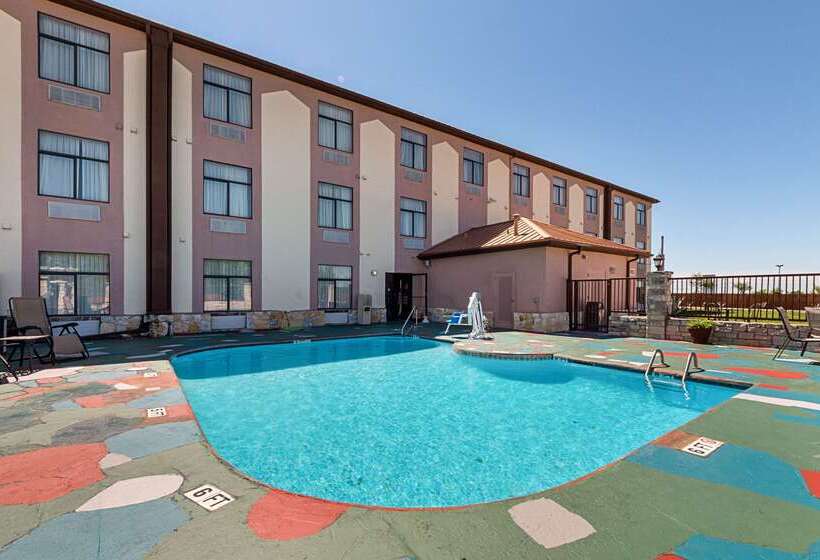 Отель Quality Inn & Suites