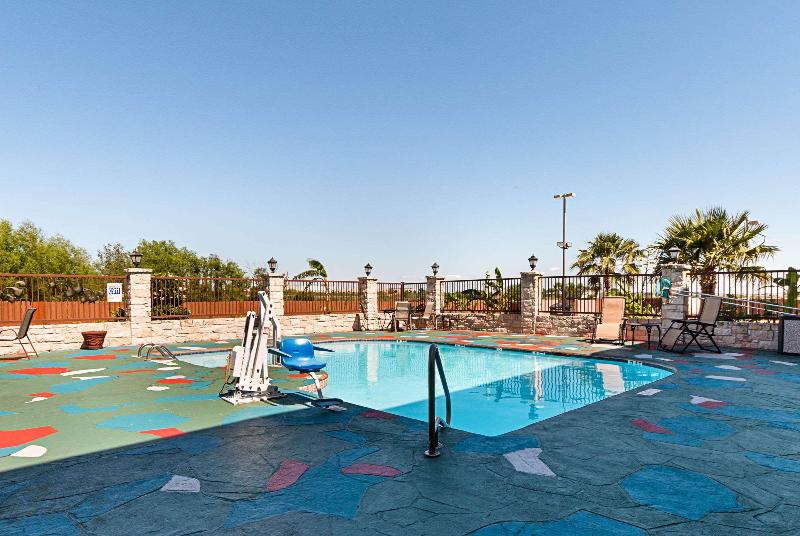 Отель Quality Inn & Suites