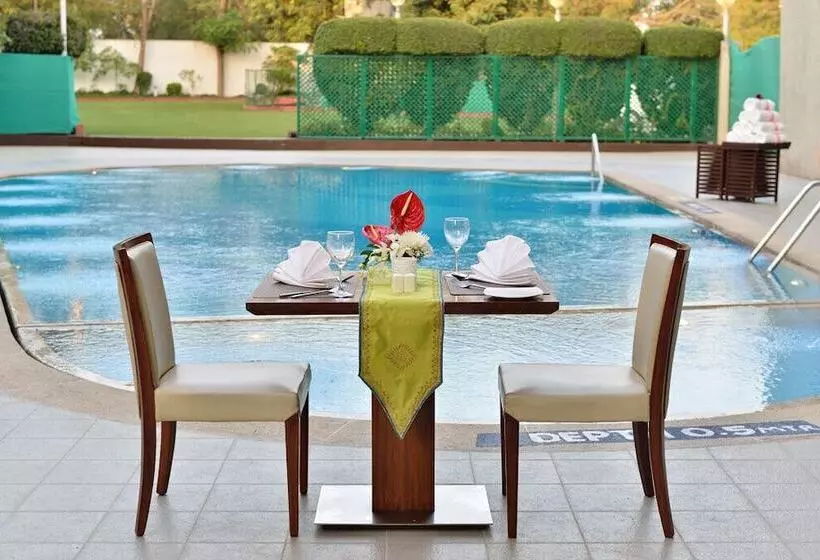 ホテル Vivanta Vadodara