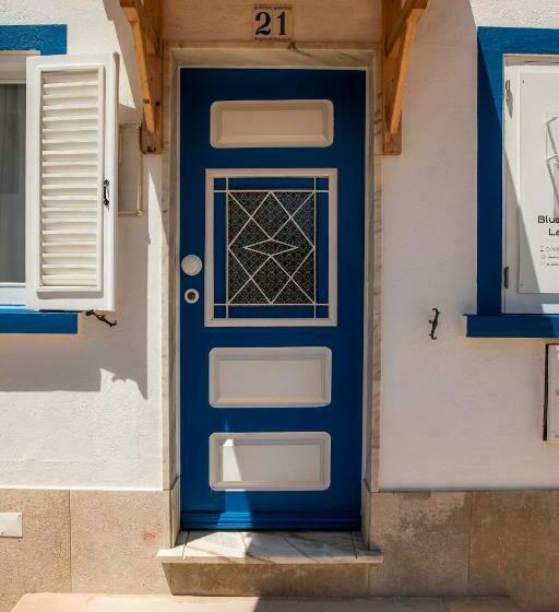تختخواب و صبحانه Blue Door Lagos
