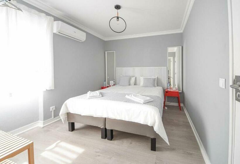 تختخواب و صبحانه Blue Door Lagos