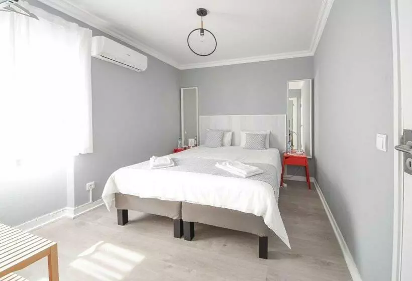 تختخواب و صبحانه Blue Door Lagos