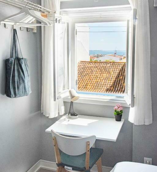 تختخواب و صبحانه Blue Door Lagos