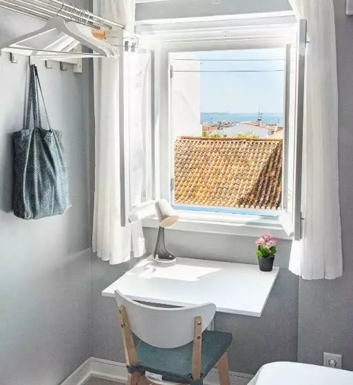 تختخواب و صبحانه Blue Door Lagos