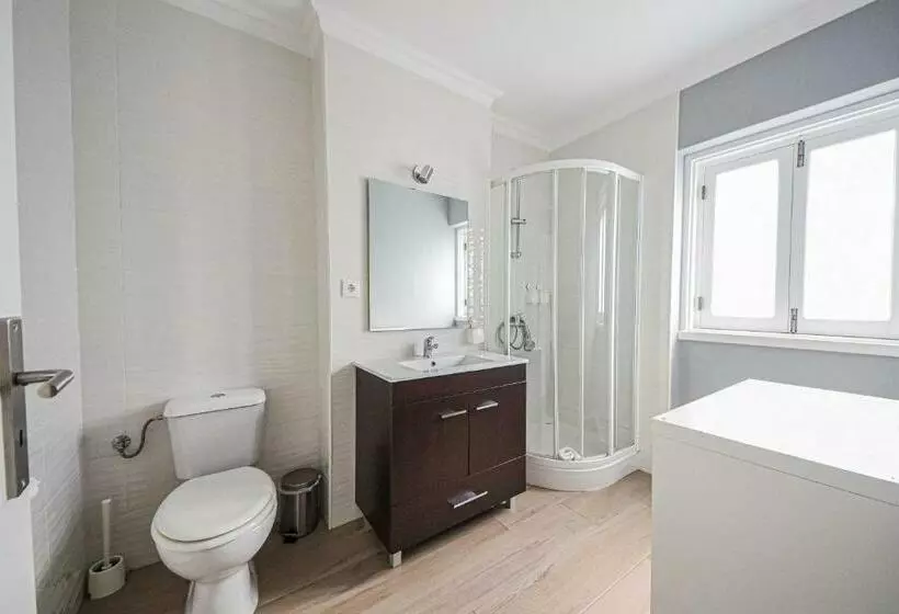 تختخواب و صبحانه Blue Door Lagos