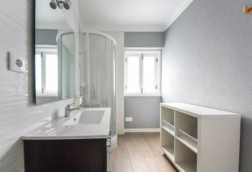 تختخواب و صبحانه Blue Door Lagos