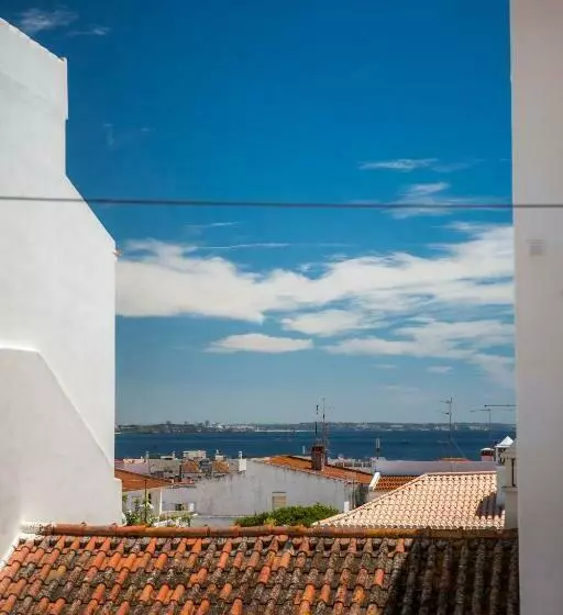 تختخواب و صبحانه Blue Door Lagos