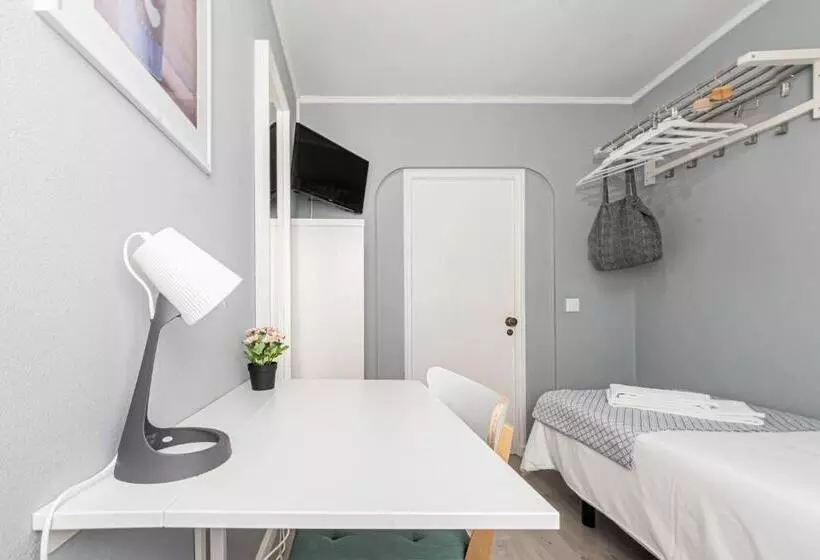 تختخواب و صبحانه Blue Door Lagos