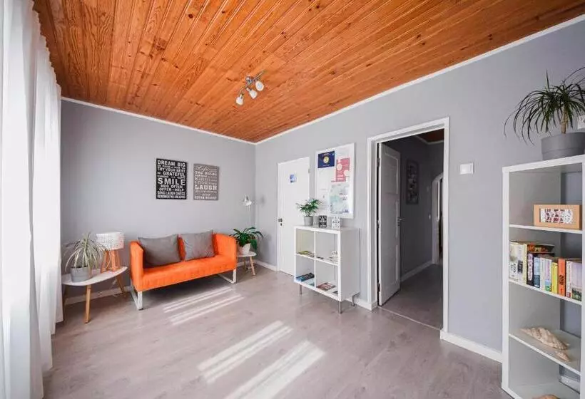 تختخواب و صبحانه Blue Door Lagos