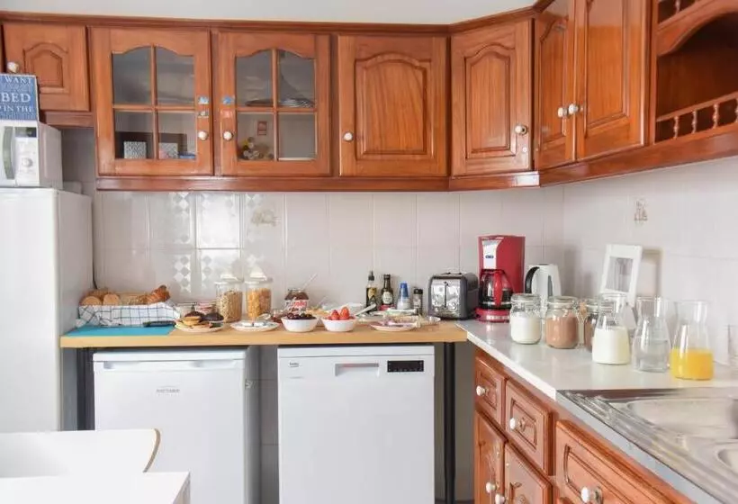 تختخواب و صبحانه Blue Door Lagos