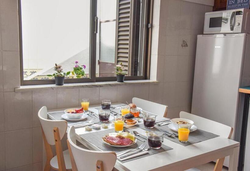 تختخواب و صبحانه Blue Door Lagos