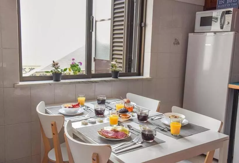 تختخواب و صبحانه Blue Door Lagos