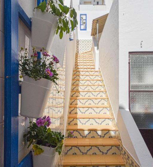 تختخواب و صبحانه Blue Door Lagos