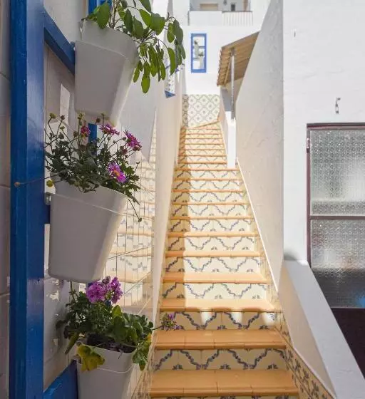 تختخواب و صبحانه Blue Door Lagos